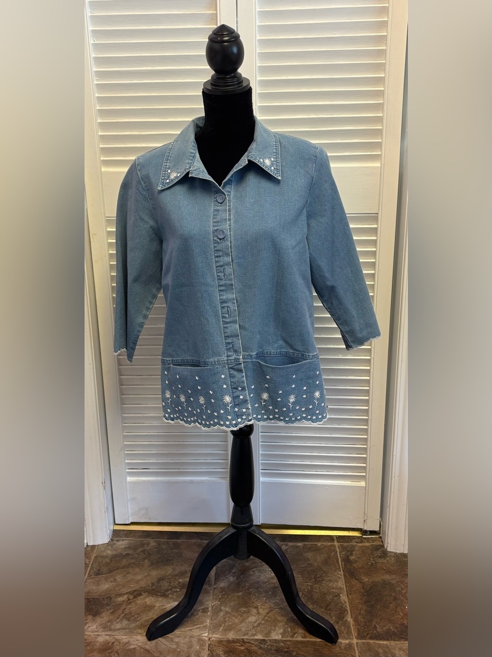 ✨✨ALIA Embroidered Denim Jacket Size 8